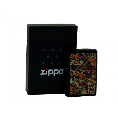 Isqueiro Zippo decorado com padrão colorido RAW ao lado da caixa preta com logótipo