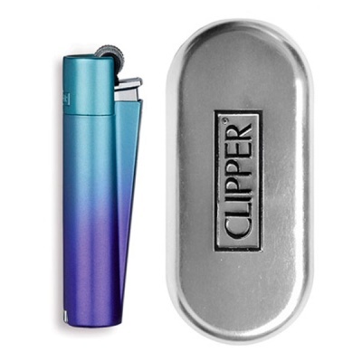 Isqueiro azul para roxo e caixa metálica prateada com texto CLIPPER