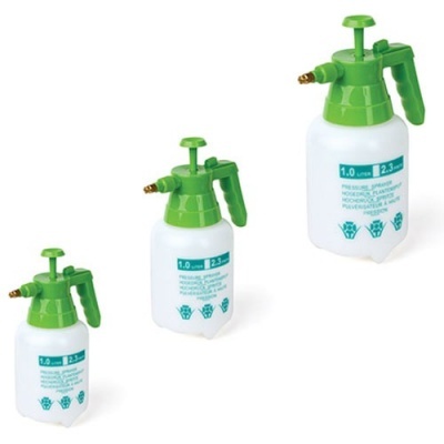 Três pulverizadores manuais brancos com tampa verde e bico metálico.
