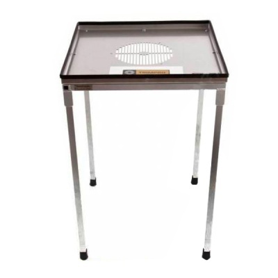 Mesa dobrável de metal prateado com tampo quadrado e orifícios circulares