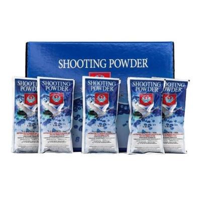 Cinco sacos de Shooting Powder com design em azul, branco e vermelho diante de uma caixa azul maior com o mesmo texto.