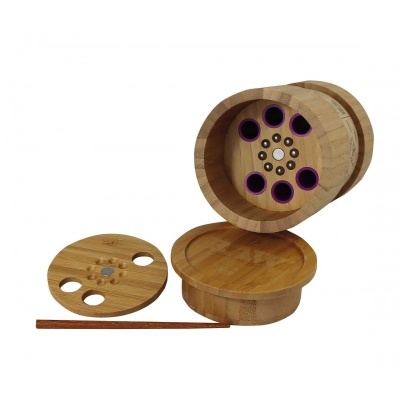 Conjunto de acessórios em madeira clara com suporte cilíndrico, tampa redonda e pau de madeira