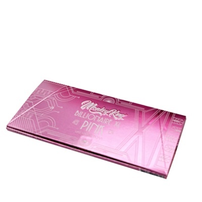 Paleta de maquilhagem rosa metálica com texto branco e dourado