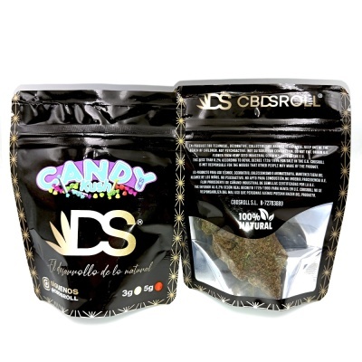 Embalagens negras zíper do produto CANDY Kush DS CBDSROLL com texto e janela transparente mostrando produto vegetal