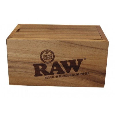 Caixa de madeira gravada com texto RAW NATURAL UNREFINED ROLLING PAPERS
