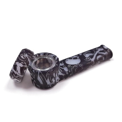 Piteira para fumar preta com padrão de caveiras e recipiente de vidro