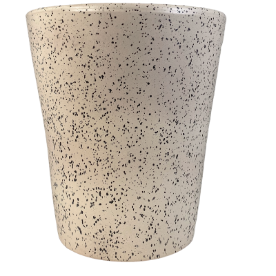 Vaso de cerâmica bege com manchas pretas
