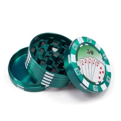 Triturador de fumo em metal verde com padrão de ficha de poker e cartas estampadas no topo.