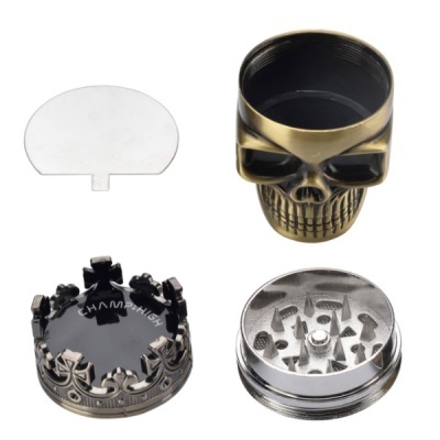 Triturador de ervas em metal com design de caveira e tampa preta com texto CHAMP-HIGH