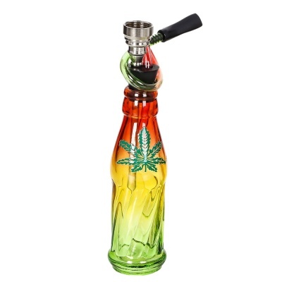 Piteira de vidro colorida em forma de garrafa com folha de cannabis e bocal metálico
