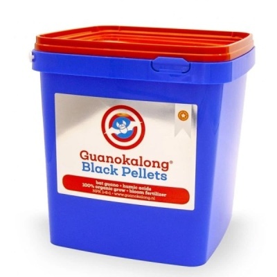 Recipiente azul com tampa vermelha e etiqueta de fertilizante Guanokalong Black Pellets