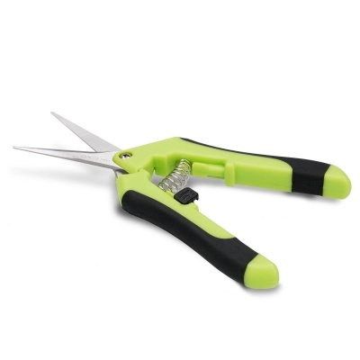 Tesoura pequena com cabo verde e preto e lâminas metálicas finas