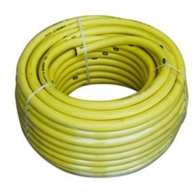 Rolo de mangueira flexível amarela enrolada com fitas brancas