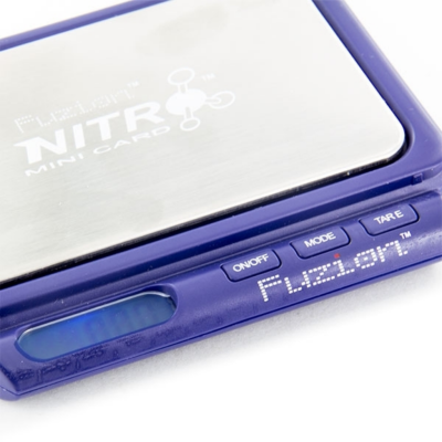 Balança digital pequena Fusizion Nitro Mini Card com moldura azul e superfície metálica prateada