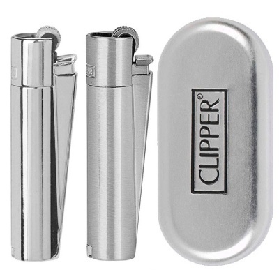 Dois isqueiros metálicos prateados e caixa metálica cinza com logo CLIPPER