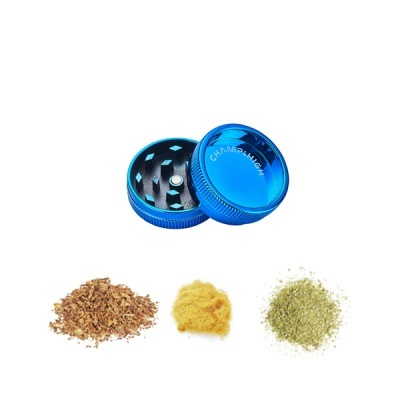 Triturador de ervas azul com ervas variadas