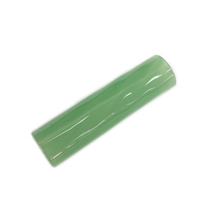 Bastão verde liso e brilhante sobre fundo branco