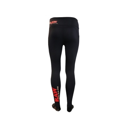 Leggings pretas RAW vistas de costas com texto vermelho