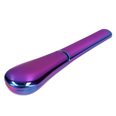Objeto metálico iridescente roxo e azul sobre fundo branco