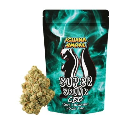 Pacote de cannabis Super Skunk da Iguana Smoke junto com uma flor de cannabis