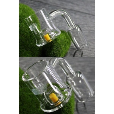 Produto em vidro transparente com componente amarelo em fundo verde e cinzento