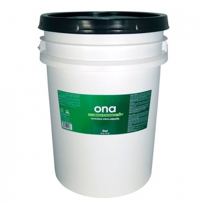 Recipiente branco com tampa preta e etiqueta verde com texto