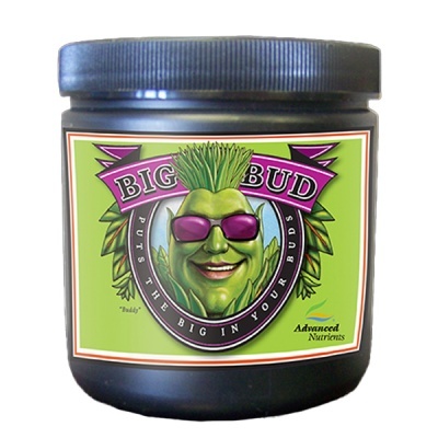 Frasco preto com rótulo verde e desenho de planta com óculos roxos e cabelo verde moicano