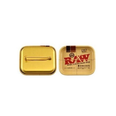 Dois tabuleiros pequenos metálicos, um dourado e outro bege com logotipo RAW