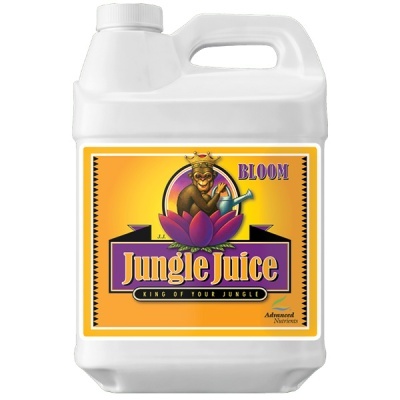 frasco plástico branco com rótulo amarelo e roxo Jungle Juice Bloom, macaco, texto KING OF YOUR JUNGLE