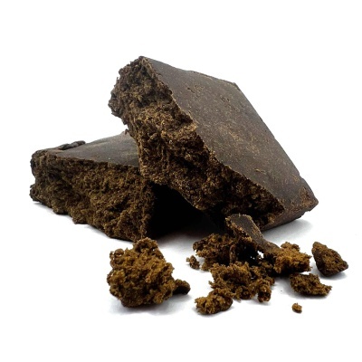 Dois blocos castanho escuro com textura granulosa e migalhas soltas