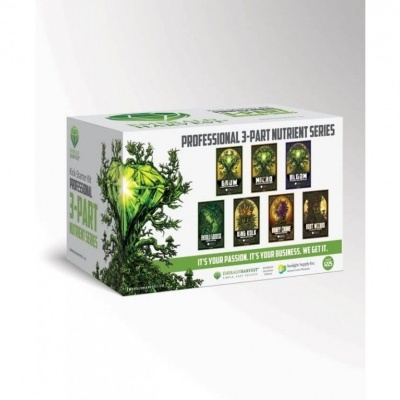 Caixa branca de produto com texto e imagens de nutrientes e planta verde na lateral