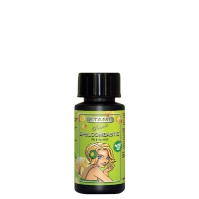 Frasco plástico preto com rótulo verde e ilustração de mulher loira com texto ATAMI BI-BLOOMBASTIC