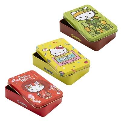 Caixas metálicas coloridas com ilustrações da Hello Kitty e texto HELLO KITTY