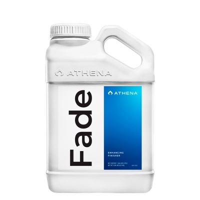 Recipiente branco com etiqueta azul e branca com texto Fade e Athena