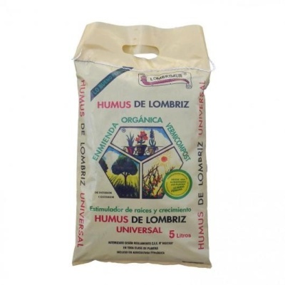 Saco bege de húmus de lombriz universal de 5 litros com texto e ilustração colorida