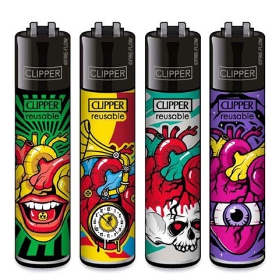 Quatro isqueiros Clipper reutilizáveis com arte colorida em fundo branco