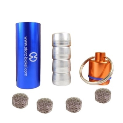 Conjunto metálico azul, prateado e laranja com esponjas metálicas e texto www.storz-bickel.com