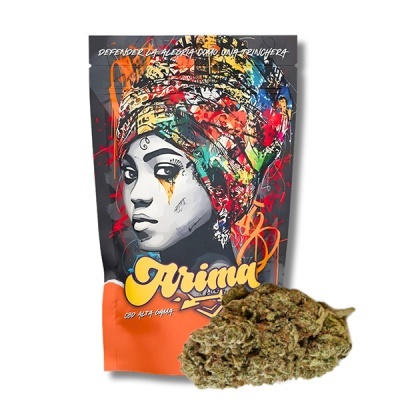 Embalagem de produto colorida com rosto feminino e texto Arima, com flor seca ao lado.