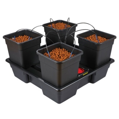 Conjunto de quatro vasos quadrados pretos com argila expandida em base preta