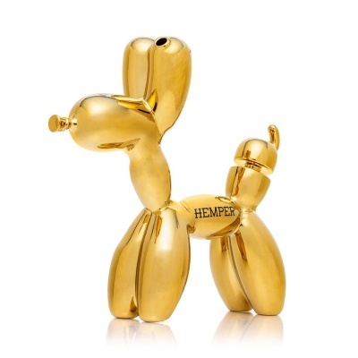 Escultura dourada em forma de cão balão com texto HEMPER