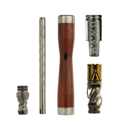 Peças metálicas e de madeira desmontáveis, uma com texto DYNAVAP