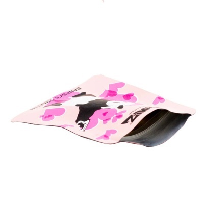 Embalagem rosa com corações e vaca preta e branca, texto BANXYS CHEESECAKE