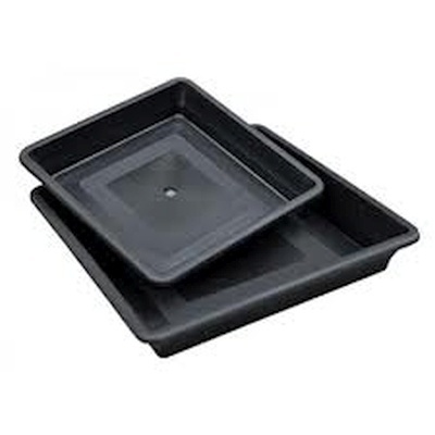 Duas bandejas quadradas de plástico preto empilhadas