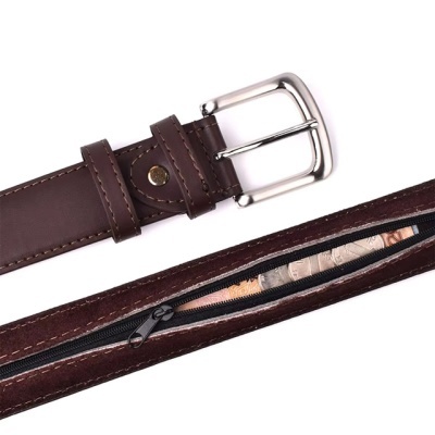 Cinto castanho de couro com fivela prateada e bolso com fecho de correr