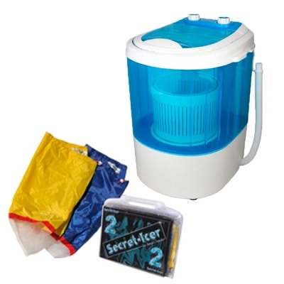Máquina de lavar compacta azul e branco com sacos coloridos e caixa plástica