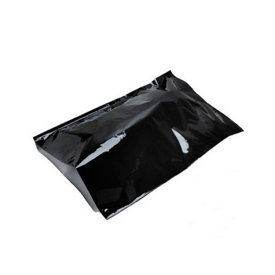 Saco preto de plástico brilhante sobre fundo branco