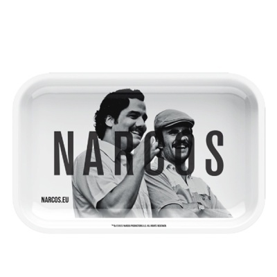 Tabuleiro branco com imagem em preto e branco e texto NARCOS