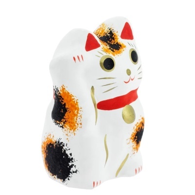 Estatueta de gato da sorte Maneki-neko em cerâmica branca com manchas coloridas
