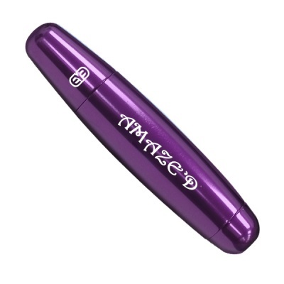 Objeto metálico roxo cilíndrico com texto branco AMAZE-D