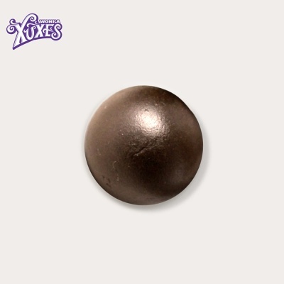 Bola de chocolate marrom com acabamento brilhante e logo WONKA XUXES no fundo branco